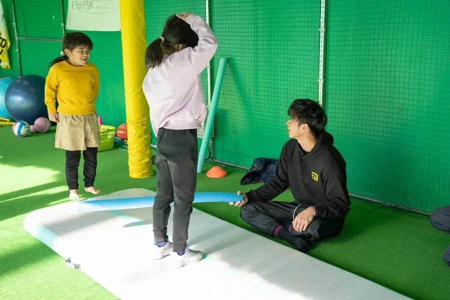 熟練のコーチがキッズの運動能力を開花